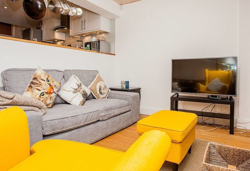 Modern 2 Bedroom House With Parking