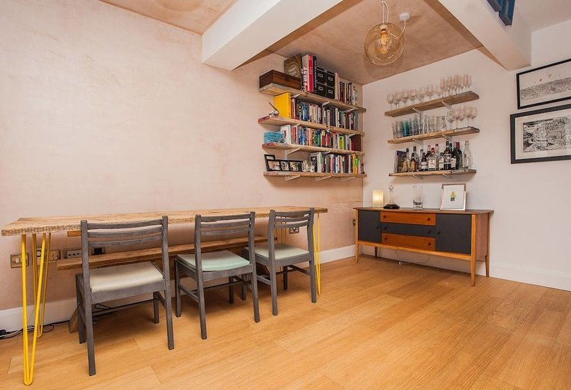 Modern 2 Bedroom House With Parking