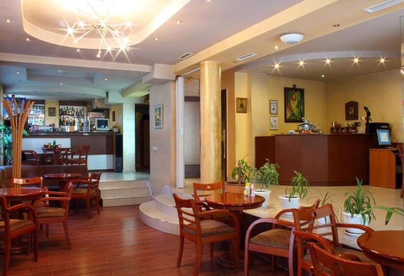 فندق Fenix Family