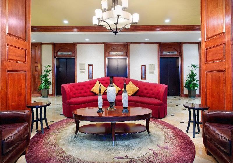 בית מלון כפרי Holiday Inn Express Dallas Medical Market Center