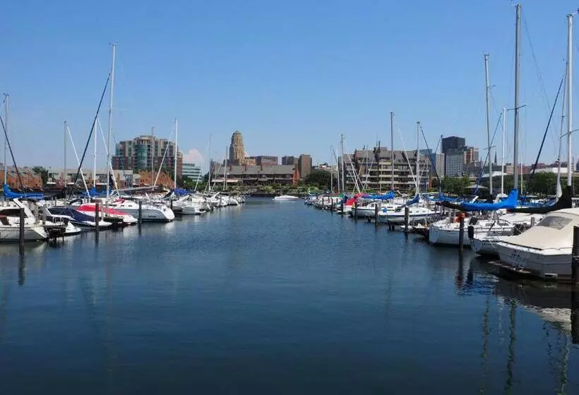 هتل Holiday Inn Express & Suites Buffalo Airport, An Ihg