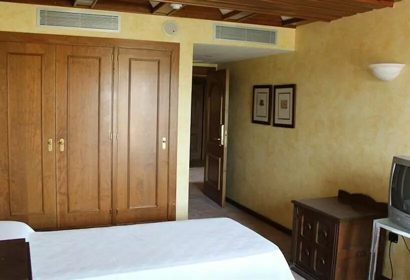 Отель Hospedería Castillo del Papa Luna