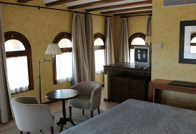 Отель Hospedería Castillo del Papa Luna