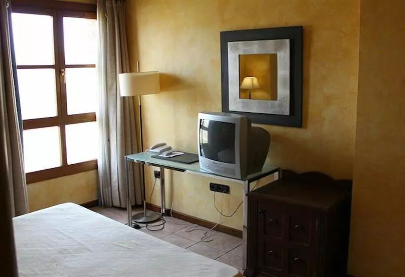 Отель Hospedería Castillo del Papa Luna