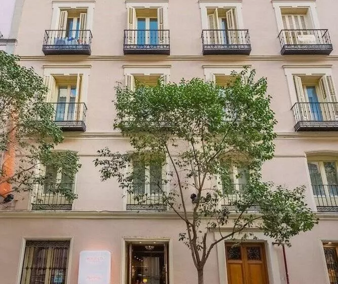 Hotel Room Mate Mario