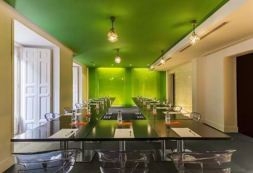 Hotel Room Mate Mario