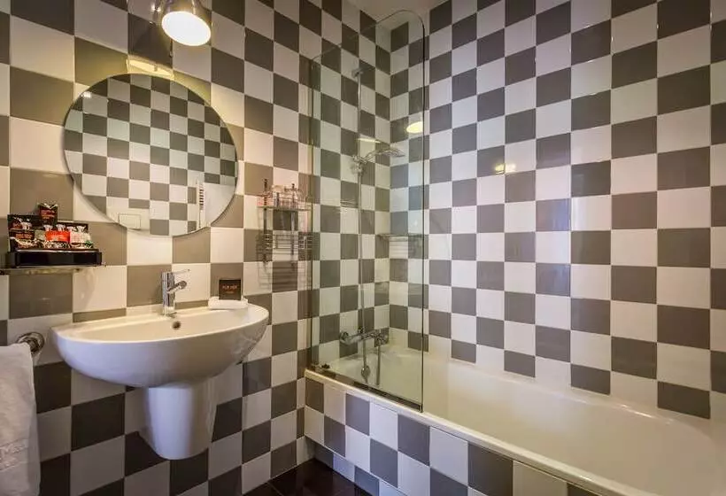 Hotel Room Mate Mario