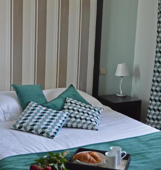 Отель Château De La Pomarède