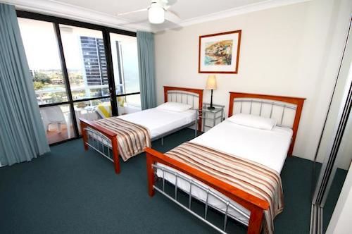 Отель Surfers Plaza Resort