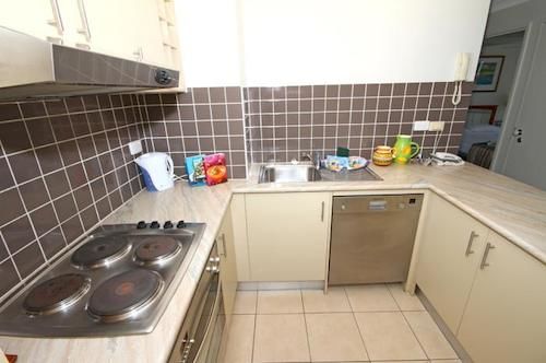 Отель Surfers Plaza Resort