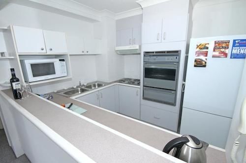 Отель Surfers Plaza Resort