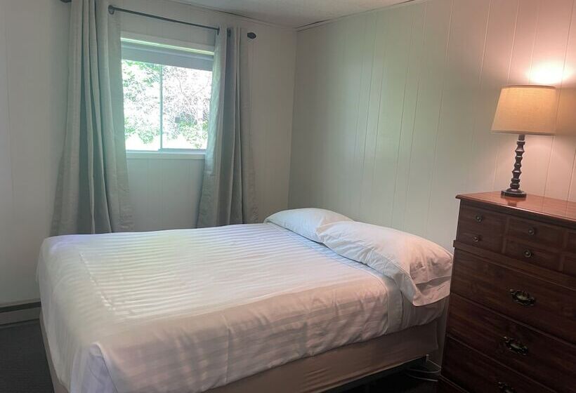 Colonial Bay Motel And Cottages