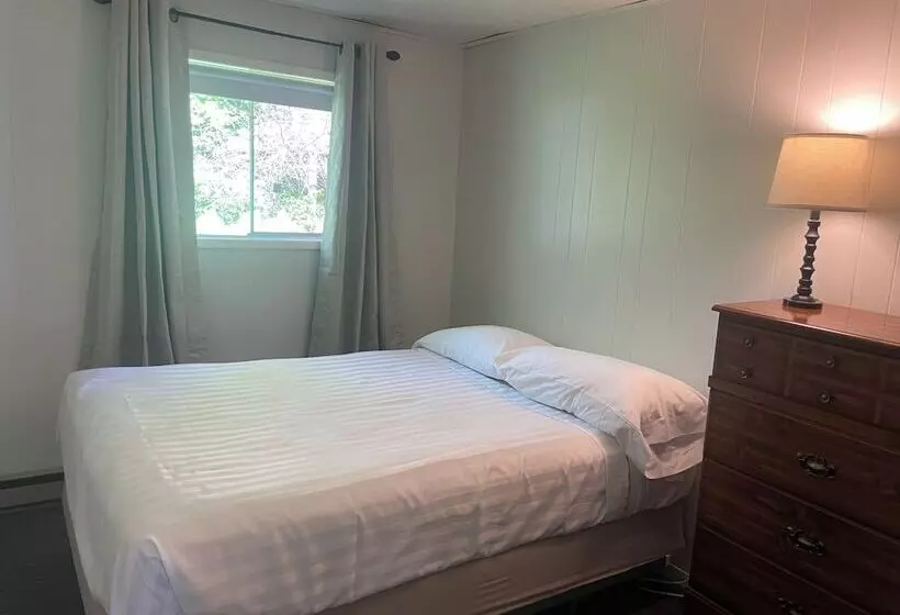 Colonial Bay Motel And Cottages