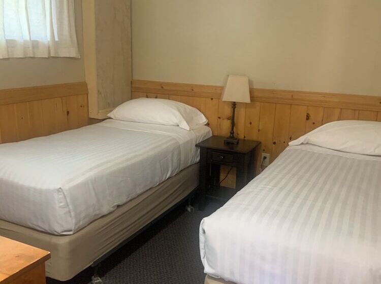 Colonial Bay Motel And Cottages