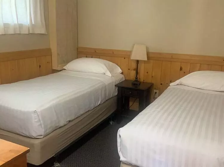 Colonial Bay Motel And Cottages