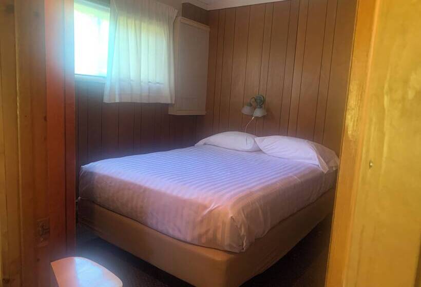 Colonial Bay Motel And Cottages