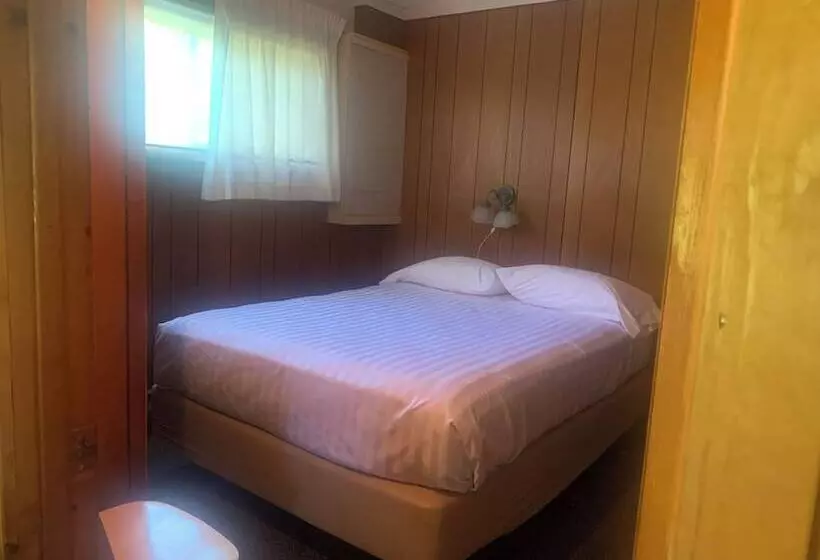 Colonial Bay Motel And Cottages