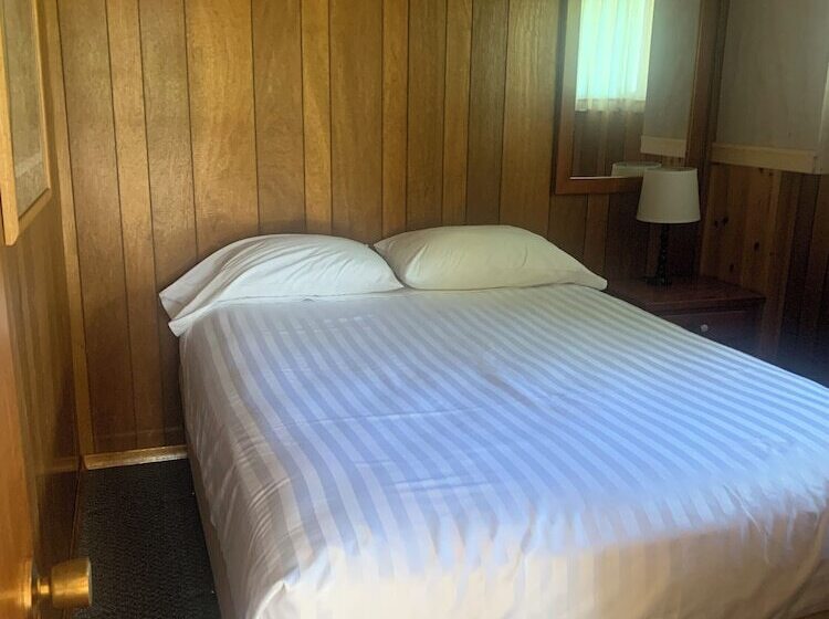 Colonial Bay Motel And Cottages