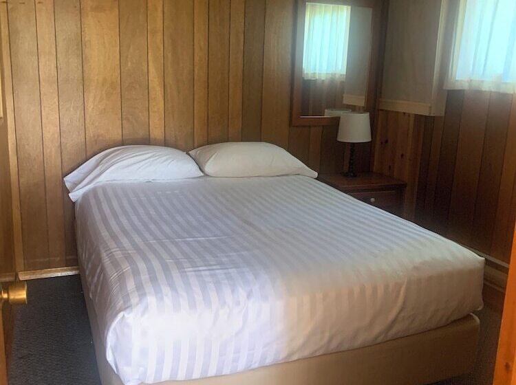 Colonial Bay Motel And Cottages