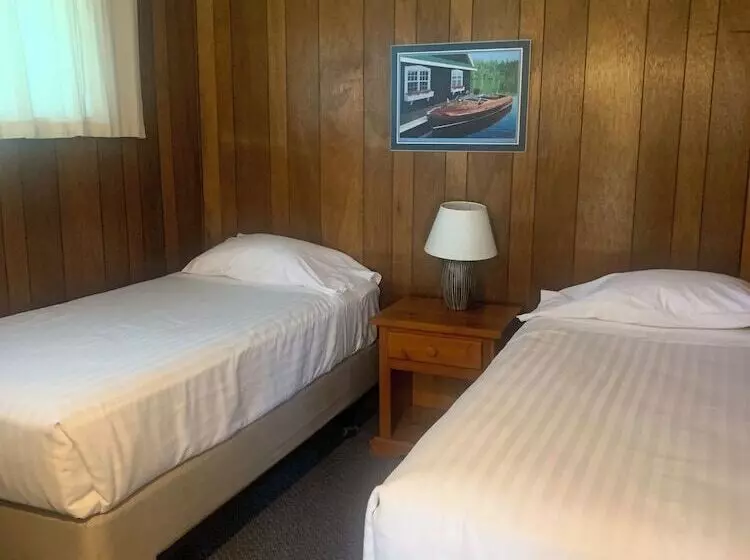 Colonial Bay Motel And Cottages