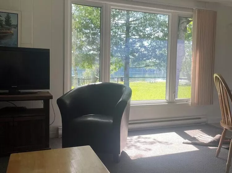 Colonial Bay Motel And Cottages