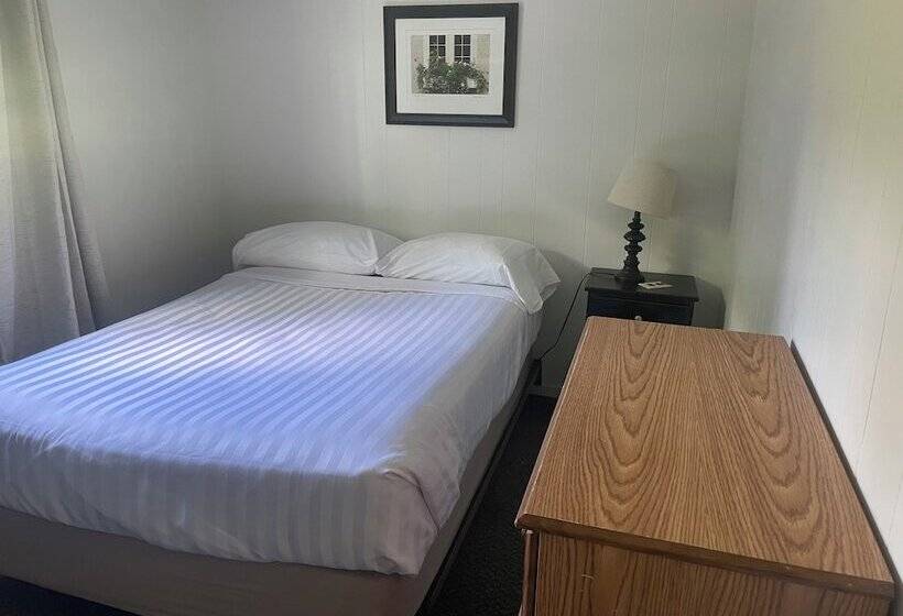 Colonial Bay Motel And Cottages