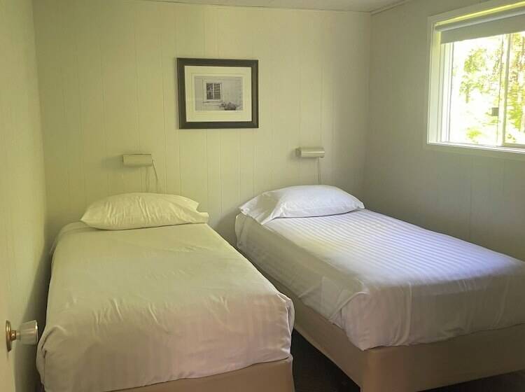 Colonial Bay Motel And Cottages