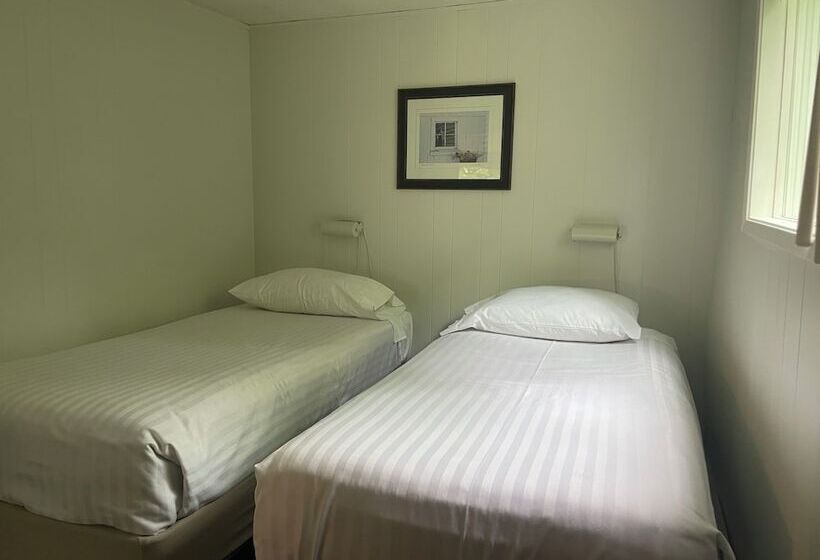 Colonial Bay Motel And Cottages