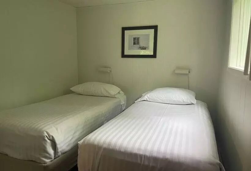 Colonial Bay Motel And Cottages