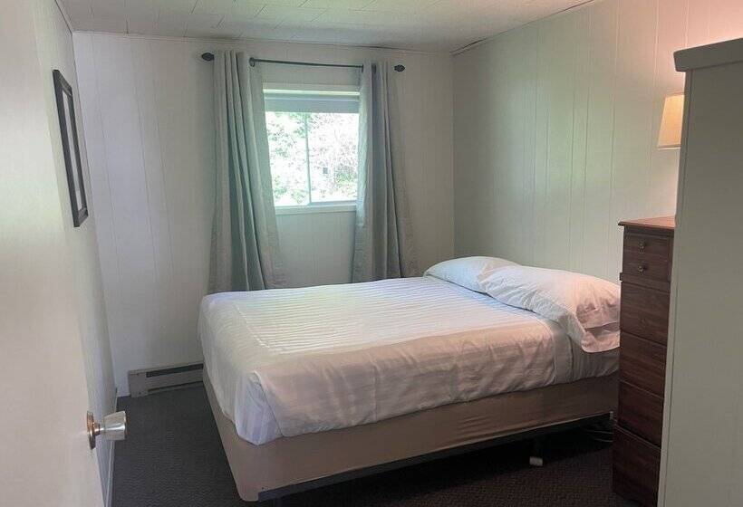 Colonial Bay Motel And Cottages