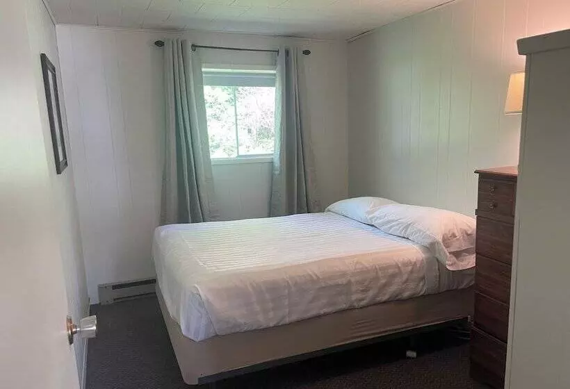 Colonial Bay Motel And Cottages