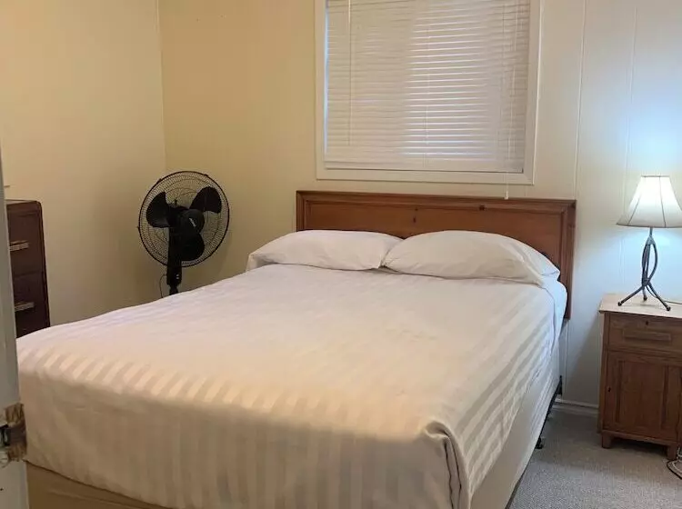 Colonial Bay Motel And Cottages