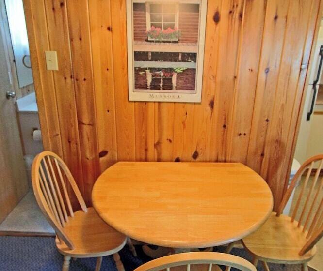 Colonial Bay Motel And Cottages