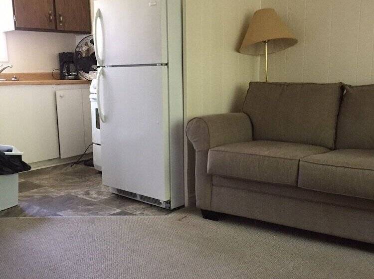 Colonial Bay Motel And Cottages