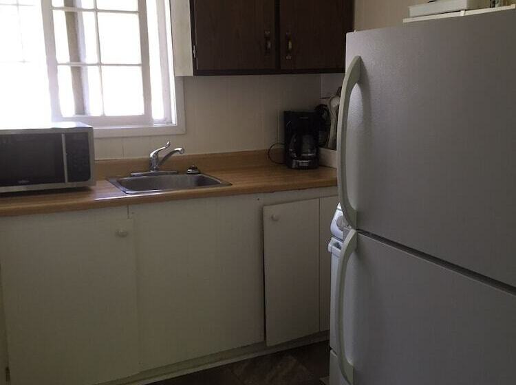 Colonial Bay Motel And Cottages