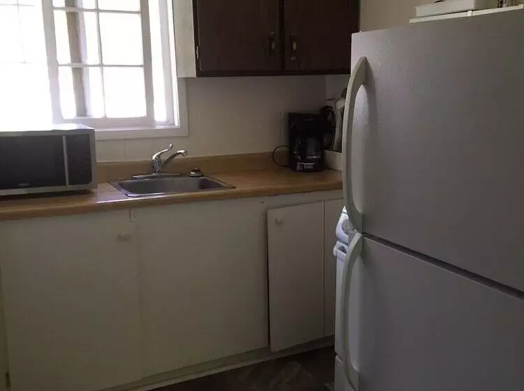 Colonial Bay Motel And Cottages