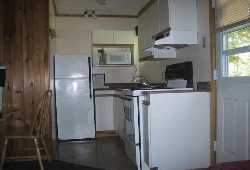 Colonial Bay Motel And Cottages