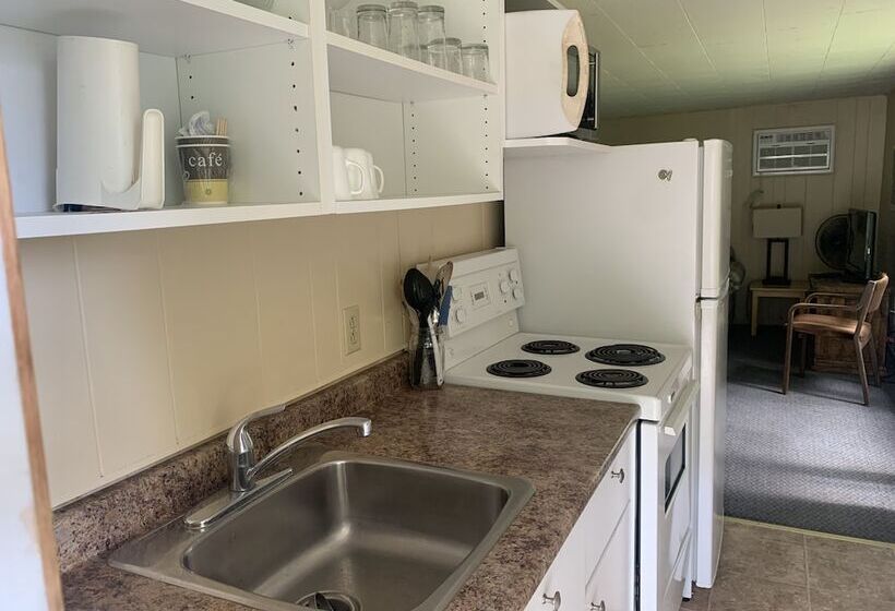 Colonial Bay Motel And Cottages