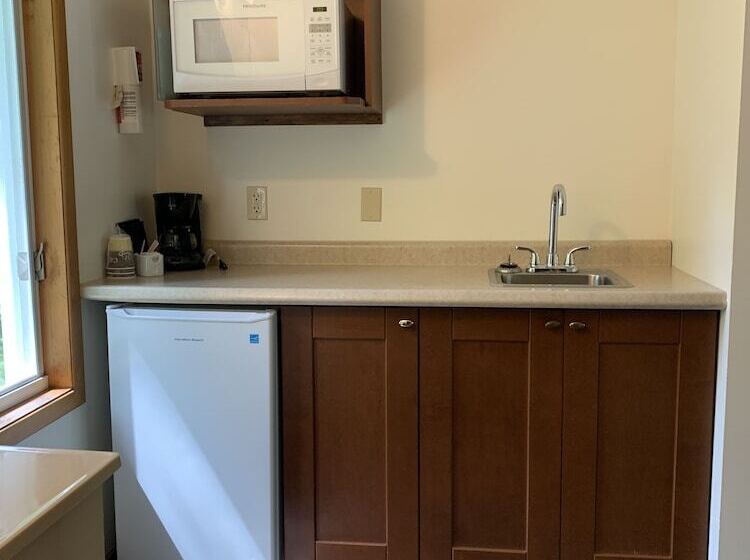 Colonial Bay Motel And Cottages