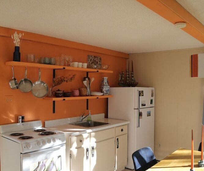 Colonial Bay Motel And Cottages