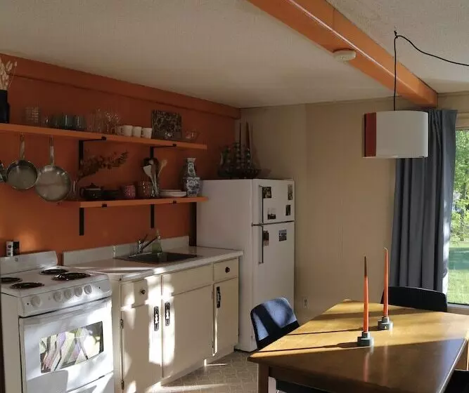 Colonial Bay Motel And Cottages