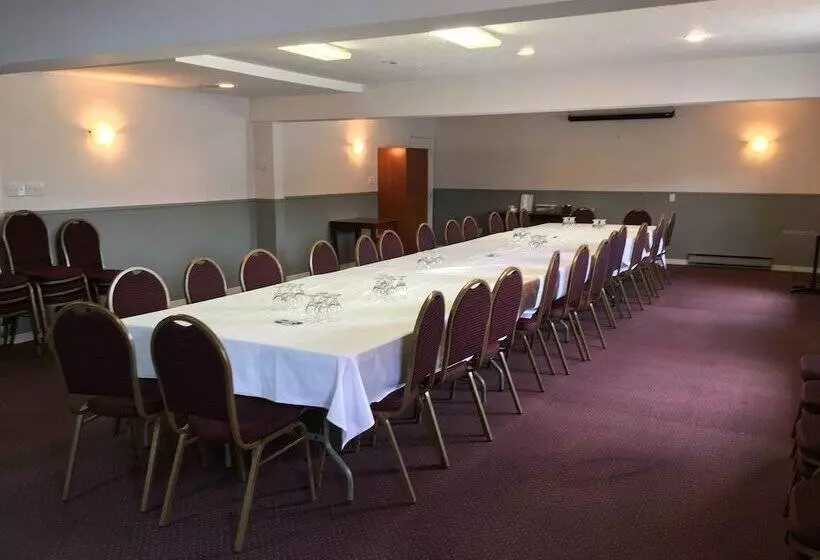 فندق Fairway Inn