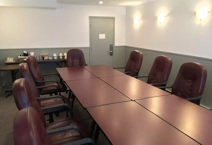 فندق Fairway Inn