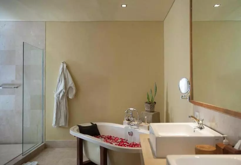 Отель Komaneka At Monkey Forest Ubud