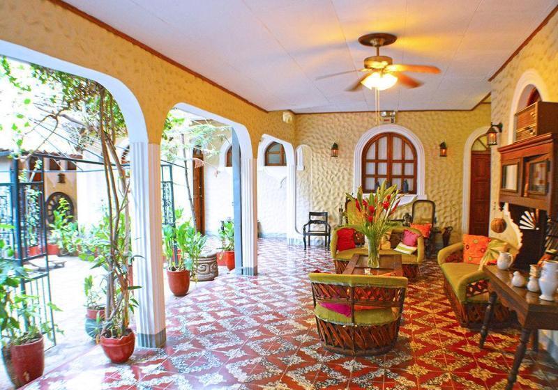 هتل Los Balcones Leon