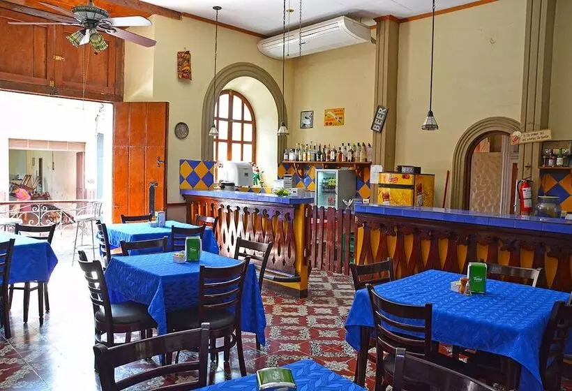 Отель Los Balcones Leon