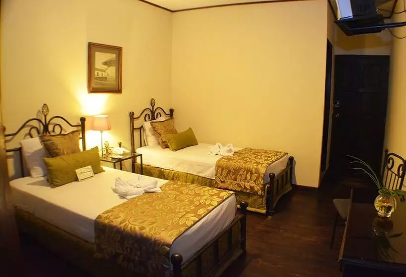 Отель Los Balcones Leon