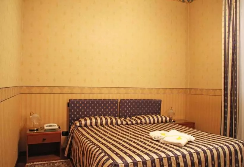 호텔 Albergo Ristorante Leon D'oro