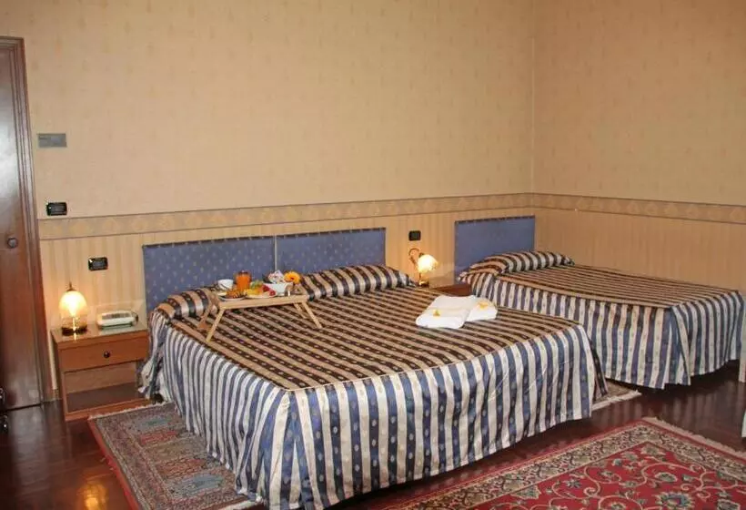 호텔 Albergo Ristorante Leon D'oro