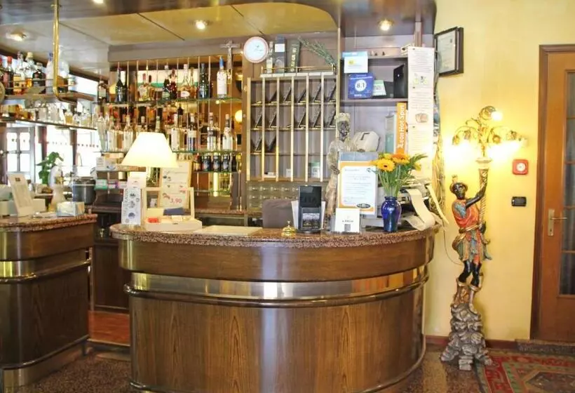 호텔 Albergo Ristorante Leon D'oro